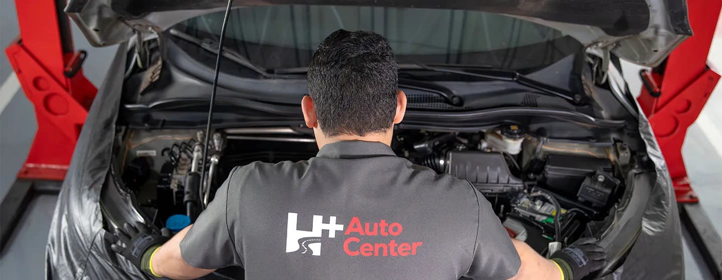 Mecanico a frente de um carro