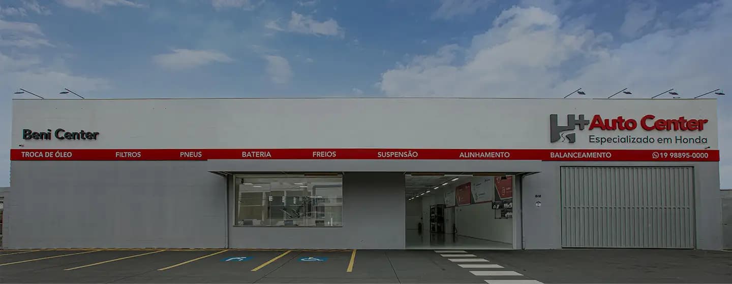 Mecanico retirando os parafusos do pneu de um carro