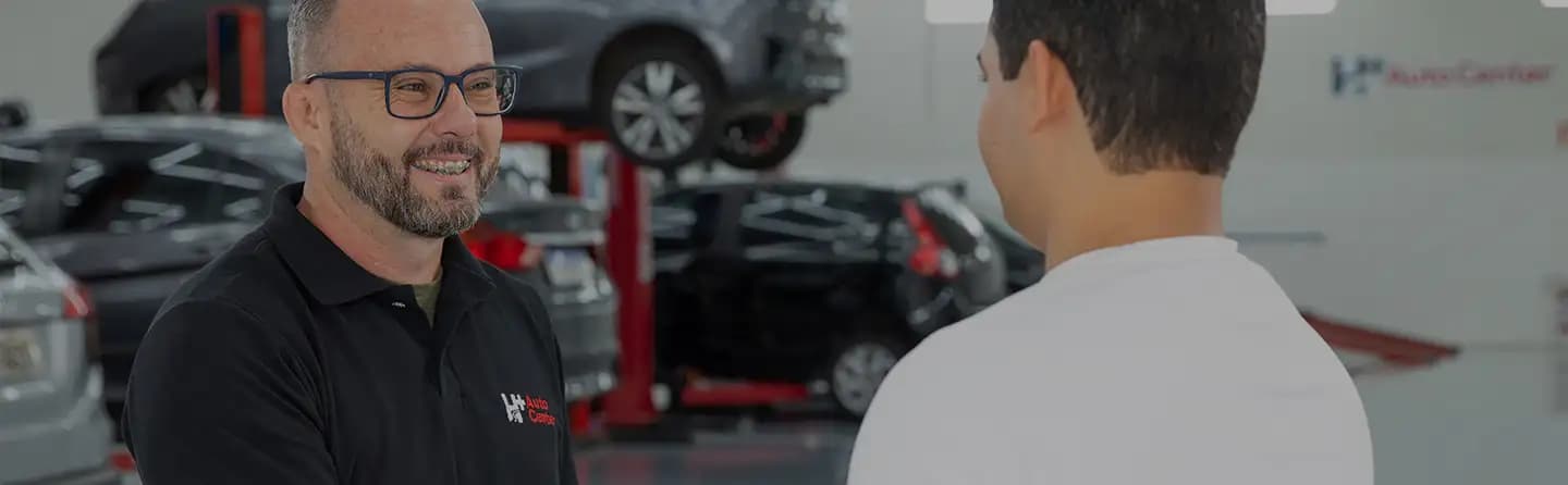 Imagem de um uma mulher e um homem. A mulher olha para o homem com a feição de que possui alguma pergunta.