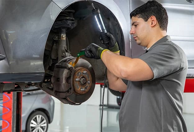 imagem de um disco de freio de carro instalado em uma roda